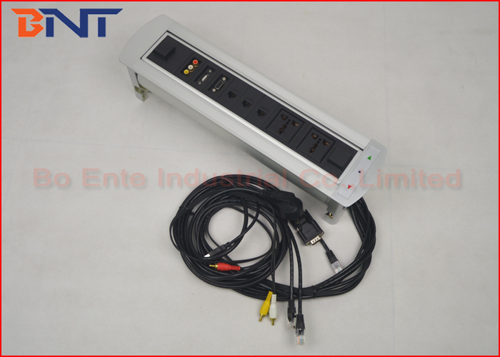 Стол конференции установил электророзетки с кабелями соединения USB/RJ45/VGA