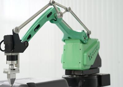 Braço robótico dos braços pequenos do manipulador industrial para levantar e colocar