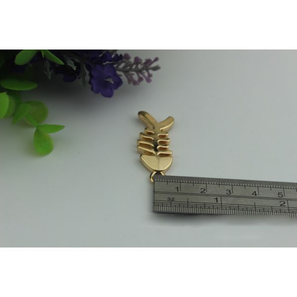 Small light gold fish bones pattern zinc alloy metal handbag logo label tags for sales