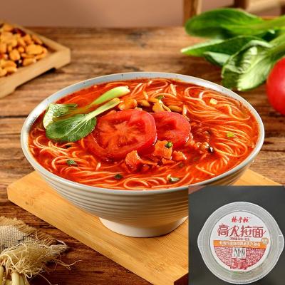Noedles instantâneos ligeiramente picantes com sabor rico a tomate