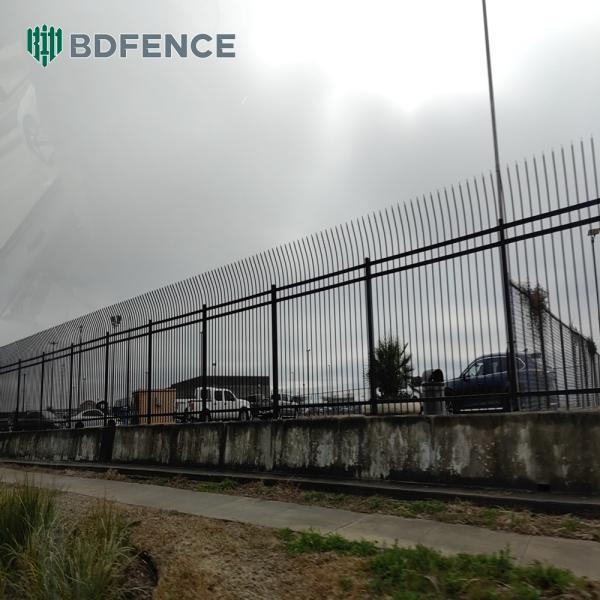 Modern Tubular Steel Fence Sleek Design