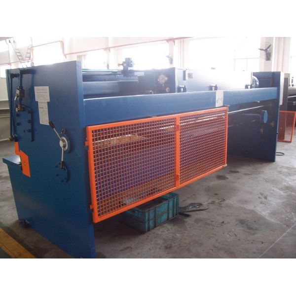 Резец листа металла машины гидровлического луча качания 6×2500 режа