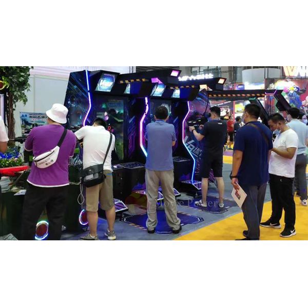 Дети паркуют место имитатора оборудования VR игровой комнаты динамическое участвуя в гонке