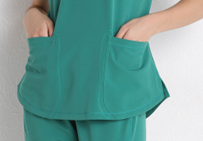 Las mujeres cuidan médico friegan