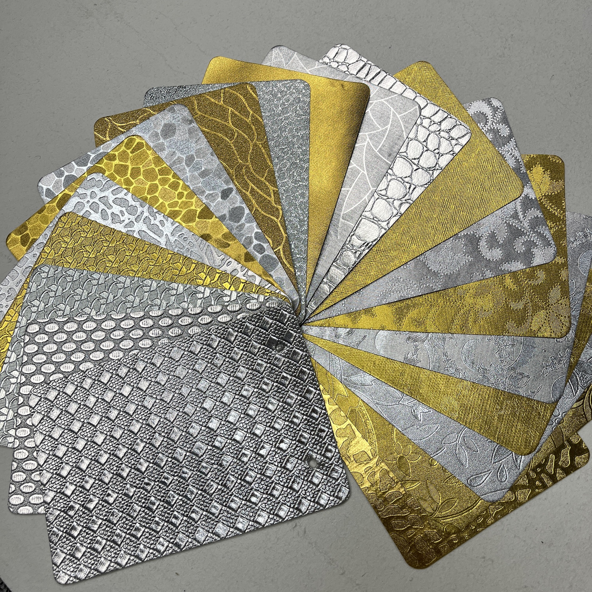 Ready to Ship Pu Leather crocodile Leather Fabric 60% Pu 40% Rayon Synthetic Embossed Leather