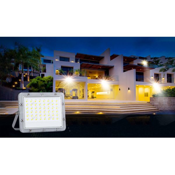 High Brightness 2835 LED Chip Solar LED Flood light with 2-3 Rainy Days Endurance and 30000 Hours Lifespan