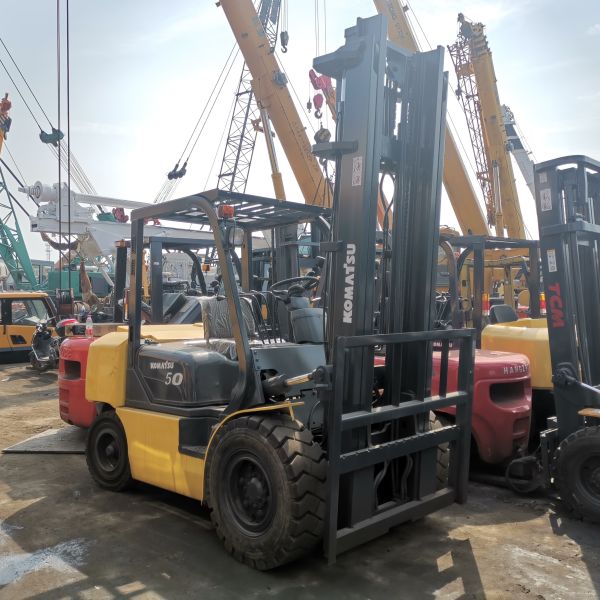 Подержанный вилочный погрузчик Komatsu FD50 5 тонн японское оборудование для подъема в отличном состоянии