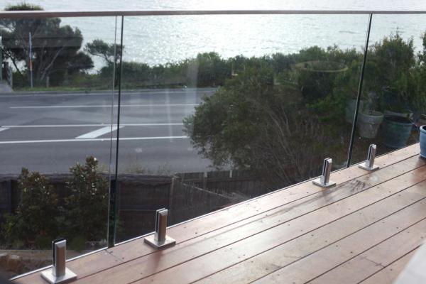 Round Steel Frameless Glass Balcony Railing Outdoor With Solid Wood Handrail