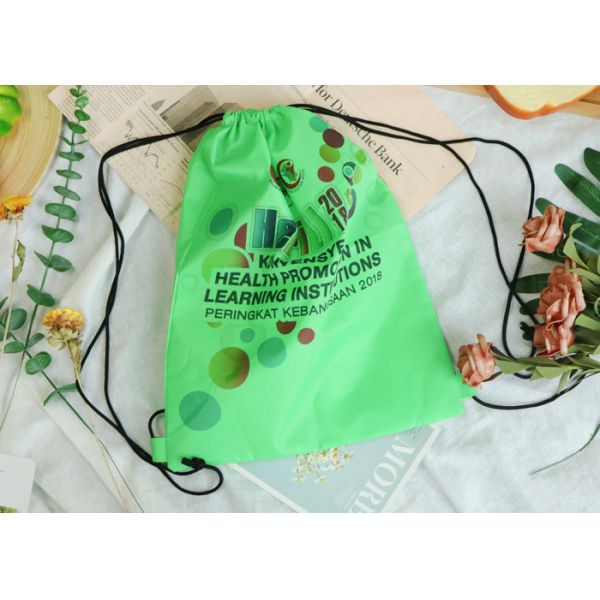 Цифров печатая не сплетенный полиэстер кладет Дравстринг в мешки для спорта взро