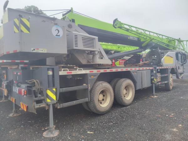 Zoomlion Truck Crane ZTC250 5-3, with a lifting capacity of 25 tons