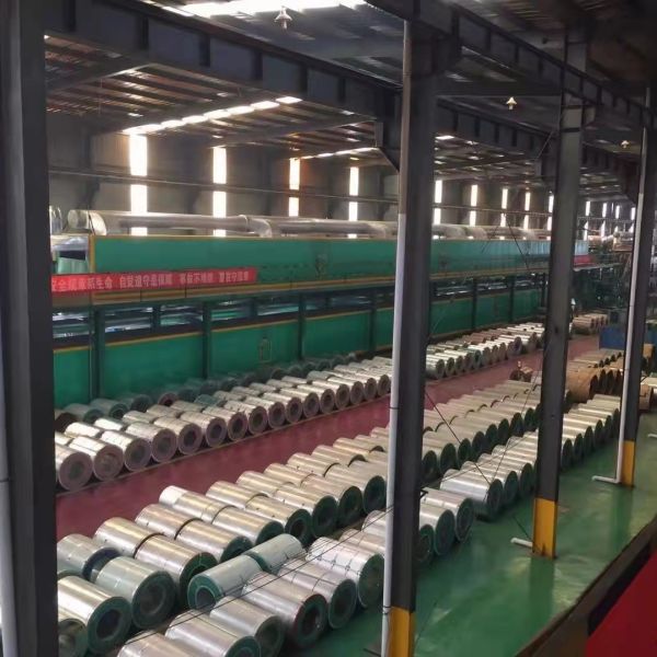 Zinque a bobina de aço galvanizada revestida Z30-Z275 lubrificou o tratamento de superfície