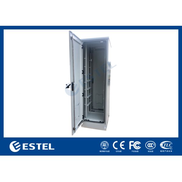 ET6585217-EQ Recinto de telecomunicaciones al aire libre con una puerta delantera y una puerta trasera