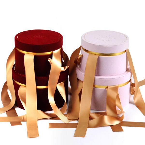 Коробка красной конфеты Cylindar упаковывая со связанным лентой подарком Velevt