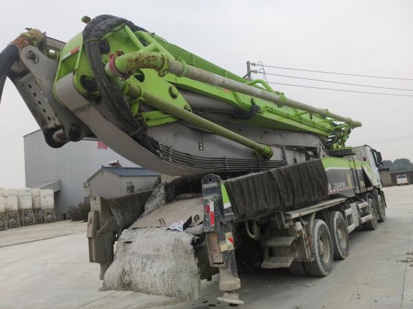 19 ans d'expertise en machines de construction écologiques Zoomlion voiture de pompage d'occasion sur châssis Benz
