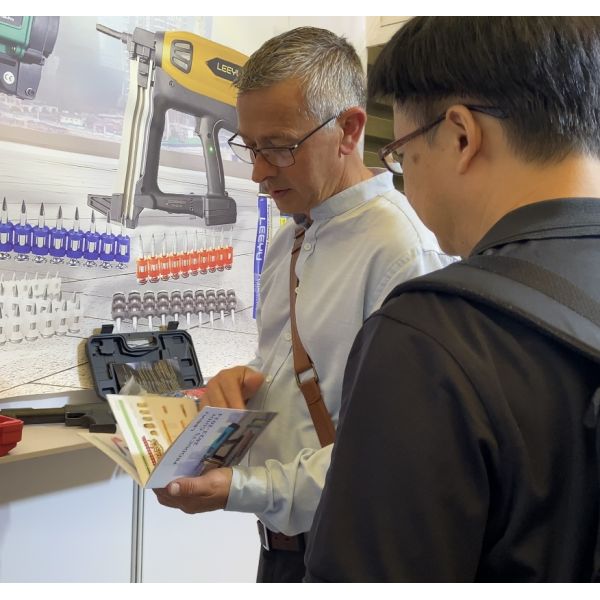 OEM Supported Cordless Pneumatic Power Insulation Nail Gun for Insulation Needs