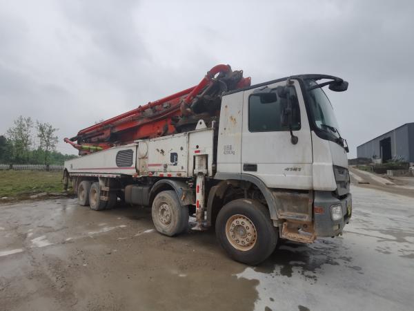 Putzmeister 56m 46m 49m Camión de bombeo de hormigón usado con altura de alimentación 1370mm en 2013