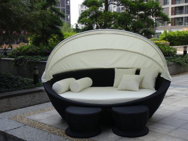 Luxury Comfortable Roofed Cane Daybed , Wicker Garden Oval Daybed