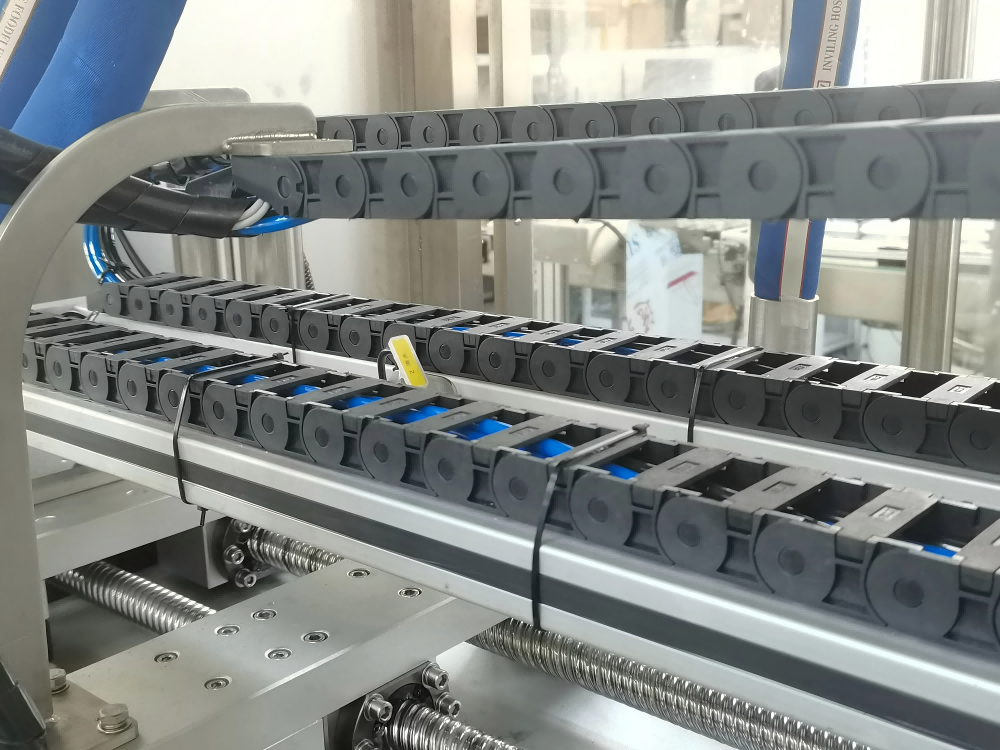 Automatic 4-Nozzles Tracking Filling Machine for Engine Oil Bottle Viscous Liquid Heavy Fluid