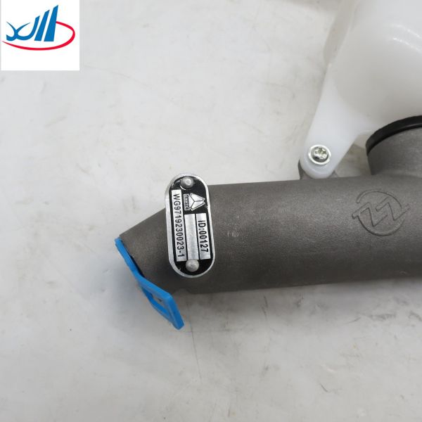 Sinotruck HOWO truck spare parts clutch master cylinder with oil tank WG9719230023