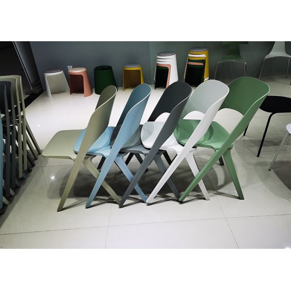 48cm 80cm Coloured Plastic Dining Chairs PP Commercial White Plastic Folding Chairs