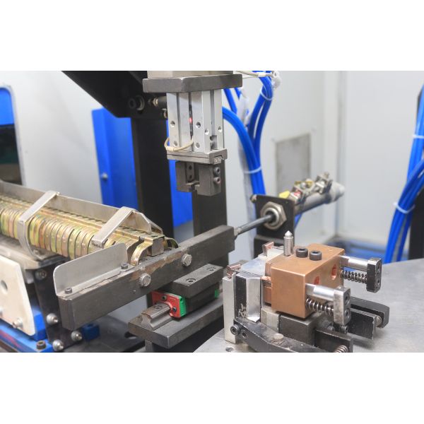 Сварщик проекции медной проволоки сварочного аппарата автоматной сварки пятна АК щетки углерода