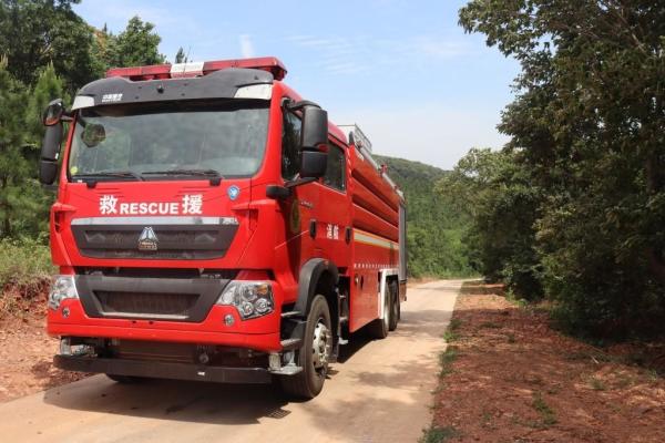 PM180/SG180 HOWO Fire Engine Water Tank Wheeled Fire Truck 10180×2550×3740MM