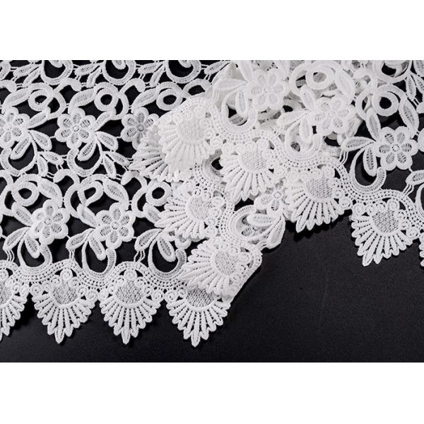 Отделка шнурка ярлыка одежды белого цветка расстворимая в воде для одежды удобной