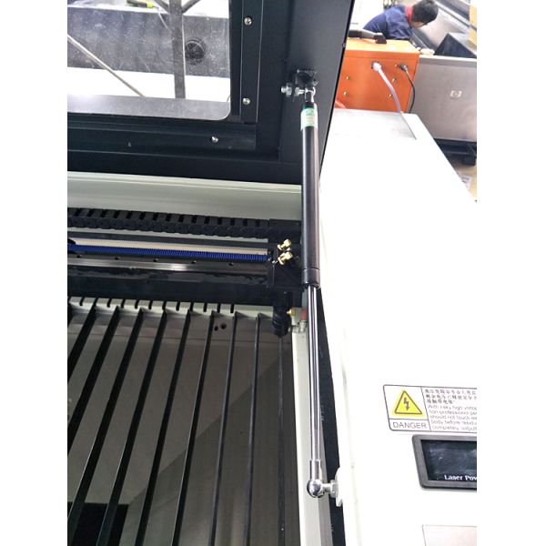 6090 Máquina de grabado de corte láser CNC CO2 con sistema de transmisión de múltiples ejes