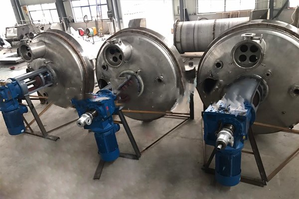 Single cone vacuum dryer