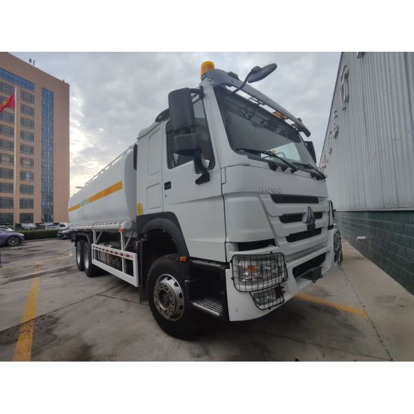 HOWO 6*4 340HP Weichai engine, 25CBM oil tank truck