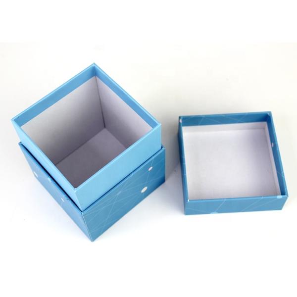 Boîte cadeau personnalisée en carton recyclable avec couvercle et motif en relief