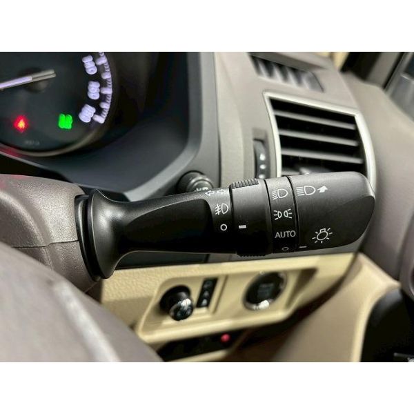 Toyota Land Cruiser Prado TX L Package OP Genuino de 19 pulgadas / Navegación genuina de 9 pulgadas Digital terrestre / Cámara de visión trasera / Asientos de cuero / Cámara de seguimiento / Mitigación de colisión / Ventilación de asientos