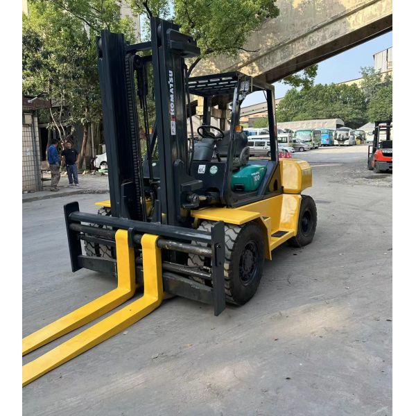 Used Komatsu FD100 Diesel Forklift 10 Tons Capability Solid Tires 3m Fork Height Excellent Performance