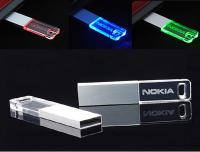 Une clé USB cristalline avec bleu rouge vert blanc orange couleur avec lumière LED à l'intérieur