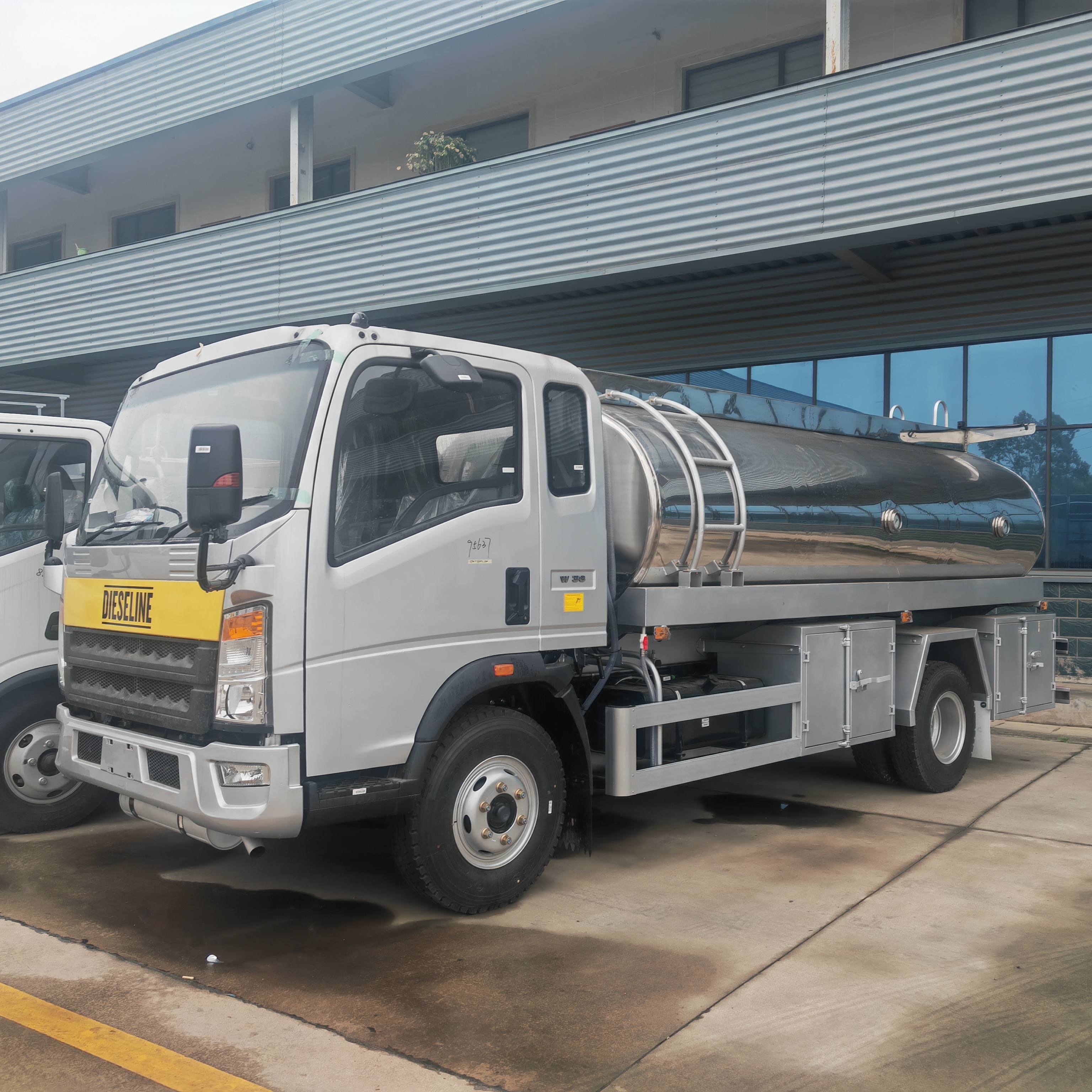 Sinotruk HOWO High Quality Stainless Steel Fuel Tanker Truck for Diesel and Oil