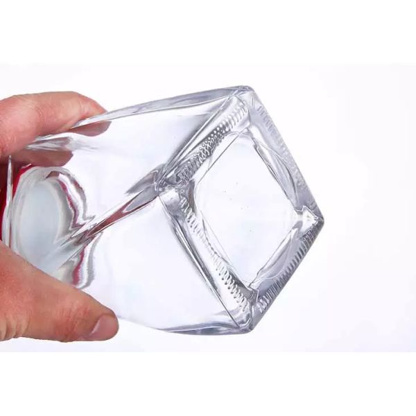 Стеклянная банка для хранения водки вместимостью 330 мл и металлическим крышкой