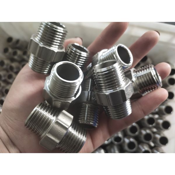 NPT Thread End Reducing WCB BSP SS Pipe Fittings Stainless Steel Hex Nipples