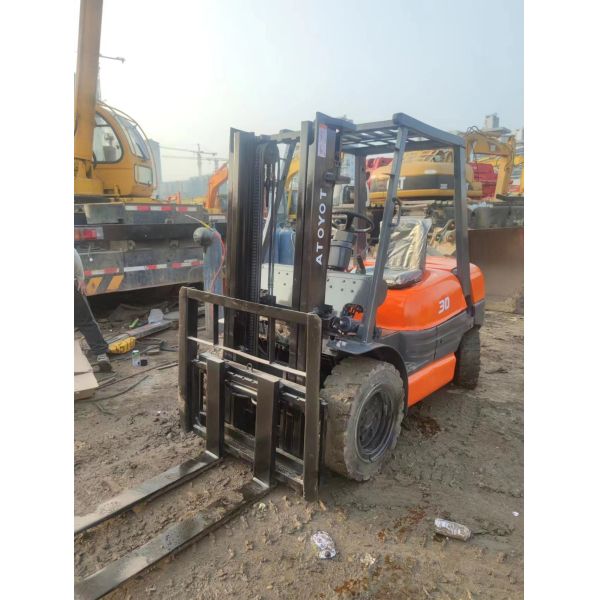 3000 kg Lightweight Used Japan Forklift with Diesel Engine and Centre of Gravity 500 mm
