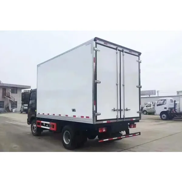 HOWO 4 Ton 5 Ton Refrigerated Truck For Transport Frozen Fish / Meat