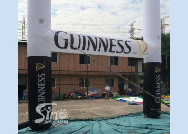 Arco inflável da propaganda de Guinness do preto branco de N para atividades exteriores da promoção