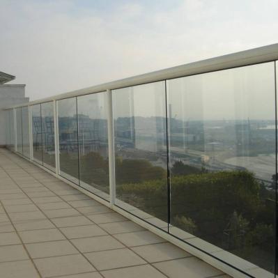 Barrière de verre trempé sans cadre de 12 mm Barrière de verre de balcon en aluminium Barrière de verre de terrasse haute résistance Barrière de verre sans cadre Balustrade de verre pour escaliers
