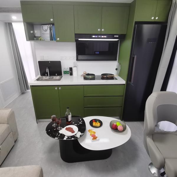 Villa flottante, péniche à deux étages avec terrasse sur le toit pour faire la fête, barbecue et intérieur entièrement meublé