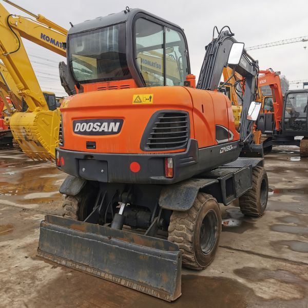 Excavateur DOOSAN DX60W abordable et économe en énergie pour le concassage des excavateurs manuels utilisés