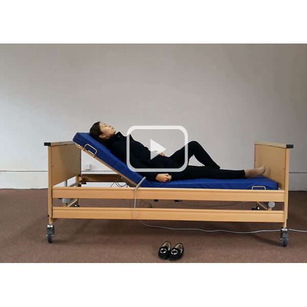 Camas eléctricas de los cuidados del hospital con el microteléfono remoto para la anciano