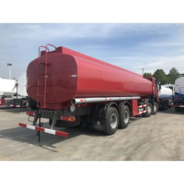 8x4 HOWO Heavy Duty Chemical Liquid Tanker Truck 11990 × 2500 × 3563 Overall Dimension