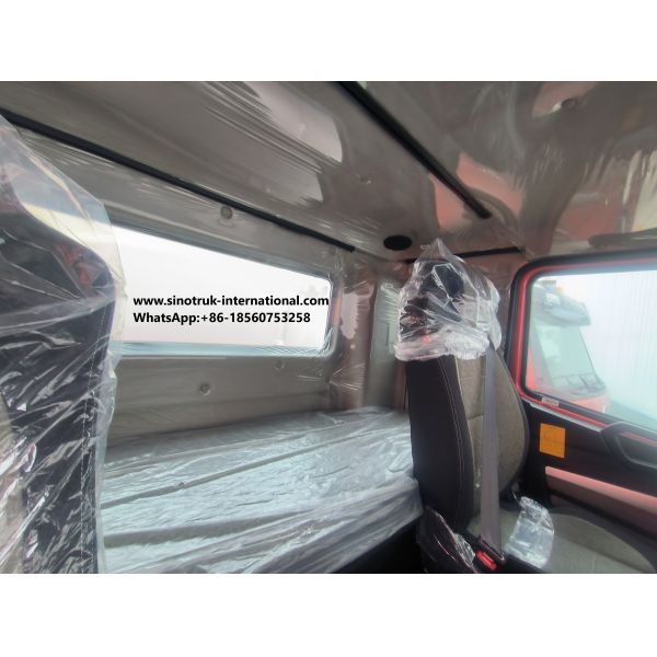 SINOTRUK Oil Transport Truck With Manhole Cover and Breath Valve 10000L Volume