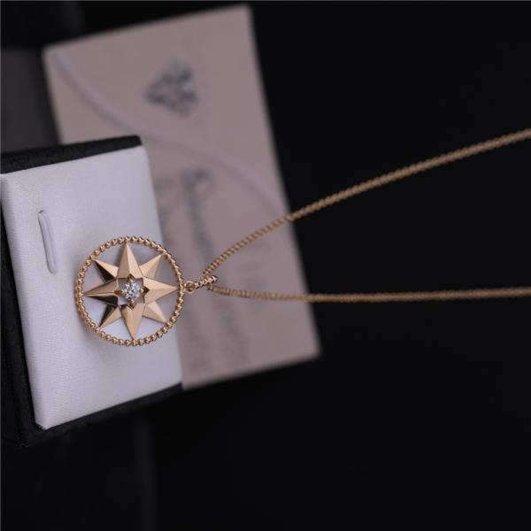 Rose Des Vents Medallion Necklace no ouro 18k amarelo com Diamond Mother Pearl