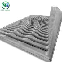 Les tuiles architecturales en aluminium ondulées imperméables de plafond en métal de panneaux de mur ont suspendu 300mm
