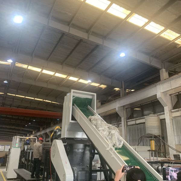 300kg/H línea de reciclaje plástica inútil control del PLC con la función de Washsing