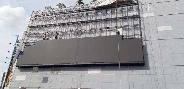 Tela de exposição conduzida da cor completa da parede do estádio de futebol P6 SMD HD das placas de propaganda gigante impermeável fixo exterior video